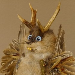 Wolpertinger Wolpi Bisam Präparat mit Stock Rehgeweih hellblaue Augen Fabelwesen 86.4.133
