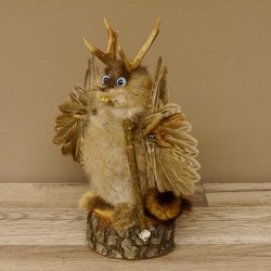 Wolpertinger Wolpi Bisam Präparat mit Stock Rehgeweih hellblaue Augen Fabelwesen 86.4.133