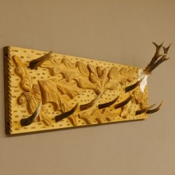 Geweih Garderobe mit 9 Haken aus Hirschspitzen auf Holzbrett verziert Rehgeweih Wandgarderobe Unikat 27.8.113