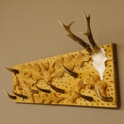 Geweih Garderobe mit 9 Haken aus Hirschspitzen auf Holzbrett verziert Rehgeweih Wandgarderobe Unikat 27.8.113