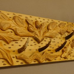 Geweih Garderobe mit 9 Haken aus Hirschspitzen auf Holzbrett verziert Rehgeweih Wandgarderobe Unikat 27.8.113