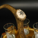 Schnaps Anbieter auf Akazieschild Schnapsbrett H17 cm Rothirsch Stange Griff mit 6 Stück Gläser weiß hoch Jagdmotiv Tier Motiv 27.7.3.9