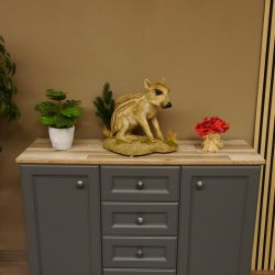 Frischling Ganzpräparat Höhe 39 cm sitzend auf Dekoplatte Wildschwein Präparat Deko 34.2.34