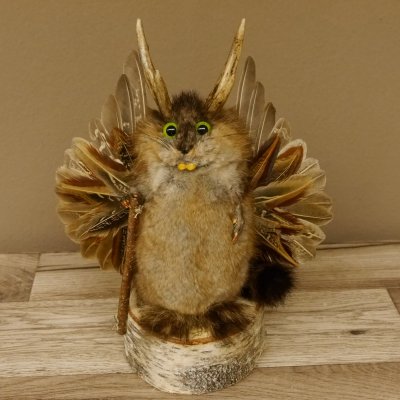 Wolpertinger Wolpi Bisam Präparat mit Stock Rehgeweih hellgrüne Augen Fabelwesen 86.4.137
