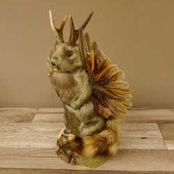 Wolpertinger Murmel Präparat Plüsch mit Bart hellbraune Augen Fabelwesen mit Flügel und Geweih Wolpi 86.16.42