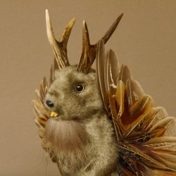 Wolpertinger Murmel Präparat Plüsch mit Bart hellbraune Augen Fabelwesen mit Flügel und Geweih Wolpi 86.16.42