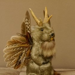 Wolpertinger Murmel Präparat Plüsch mit Bart hellbraune Augen Fabelwesen mit Flügel und Geweih Wolpi 86.16.44
