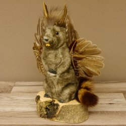 Wolpertinger Murmel Präparat Plüsch mit Punkfrisur Fabelwesen mit Flügel und Geweih Wolpi 86.16.45