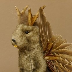 Wolpertinger Murmel Präparat Plüsch mit Punkfrisur Fabelwesen mit Flügel und Geweih Wolpi 86.16.46
