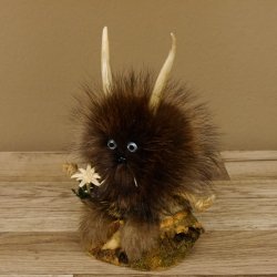 Wolpertinger Wolpi Präparat Mini auf Holz Edelweiss und hellblaue Augen Höhe 22 cm 86.1.3.47