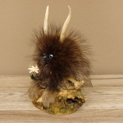 Wolpertinger Wolpi Präparat Mini auf Holz Edelweiss und hellblaue Augen Höhe 22 cm 86.1.3.47