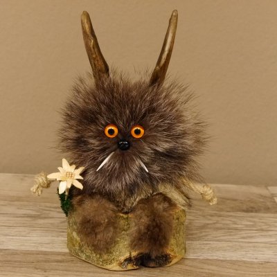Wolpertinger Wolpi Präparat Mini auf Holz Edelweiss und orange Augen Höhe 22 cm 86.1.3.48