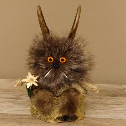 Wolpertinger Wolpi Präparat Mini auf Holz Edelweiss und orange Augen Höhe 22 cm 86.1.3.48