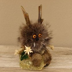 Wolpertinger Wolpi Präparat Mini auf Holz Edelweiss und orange Augen Höhe 22 cm 86.1.3.48