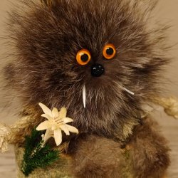 Wolpertinger Wolpi Präparat Mini auf Holz Edelweiss und orange Augen Höhe 22 cm 86.1.3.48