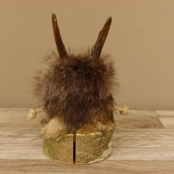 Wolpertinger Wolpi Präparat Mini auf Holz Edelweiss und orange Augen Höhe 22 cm 86.1.3.48