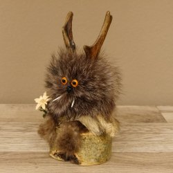Wolpertinger Wolpi Präparat Mini auf Holz Edelweiss und orange Augen Höhe 22 cm 86.1.3.48