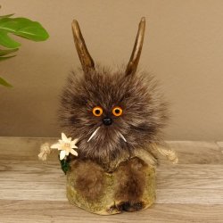 Wolpertinger Wolpi Präparat Mini auf Holz Edelweiss und orange Augen Höhe 22 cm 86.1.3.48