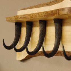 Garderobe mit 6 Gamshaken + Gamsgeweih auf Holzbrett Ablagefläche Wandgarderobe Geweih Unikat 27.8.122