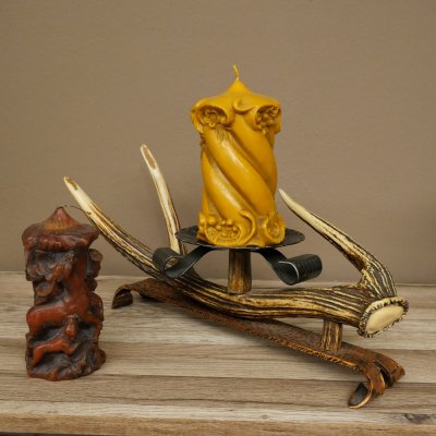 Bougier en bois de cerf rouge avec 2 bougies en fer forgé et corne de cerf