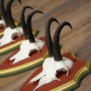 Cuernos de gamuza, 3 piezas, macho de gamuza SL 21,4 cm, cuernos de gamuza sobre placa de trofeo de MADERA DE PINO CIBELO 47.278