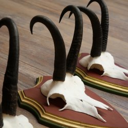 Cuernos de gamuza, 3 piezas, macho de gamuza SL 21,4 cm, cuernos de gamuza sobre placa de trofeo de MADERA DE PINO CIBELO 47.278