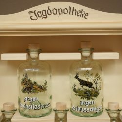 Jagdapotheke aus Holz mit 5 Flaschen und Jagdmotiv Jagd Neu 27.7.10.2