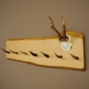 Geweih Garderobe mit 7 Hirschspitzen Haken auf Holzbrett...