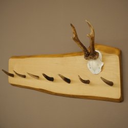 Geweih Garderobe mit 7 Hirschspitzen Haken auf Holzbrett Rehgeweih Wandgarderobe Unikat 27.8.124