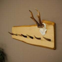 Geweih Garderobe mit 7 Hirschspitzen Haken auf Holzbrett Rehgeweih Wandgarderobe Unikat 27.8.124