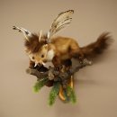 Wolpertinger: marter met vleugels, reehoorns, punkkapsel, hoektanden, opgezette Wolpi, hoogte 47 cm