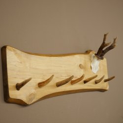 Geweih Garderobe mit 7 Hirschspitzen Haken auf Holzbrett 1x Rehgeweih Wandgarderobe Unikat 27.8.127