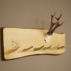 Geweih Garderobe mit 7 Hirschspitzen Haken auf Holzbrett 1x Rehgeweih Wandgarderobe Unikat 27.8.128