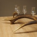 Lot de 6 petits verres à schnaps avec pied, présentés sur un support en bois de cerf rouge - Cadeau 27.60.2.74