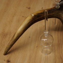Lot de 6 petits verres à schnaps avec pied, présentés sur un support en bois de cerf rouge - Cadeau 27.60.2.74