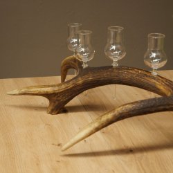 Lot de 6 petits verres à schnaps avec pied, présentés sur un support en bois de cerf rouge - Cadeau 27.60.2.74