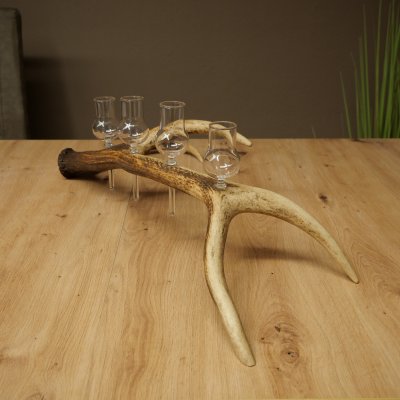 Fournisseur de schnaps : lot de 4 petits verres à pied présentés sur un support en bois de cerf rouge - Cadeau 27.60.2.75