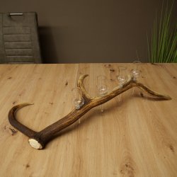 Fournisseur de schnaps : lot de 4 petits verres à pied présentés sur un support en bois de cerf rouge - Cadeau 27.60.2.75
