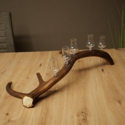 Lot de 5 petits verres à schnaps avec pied, présentés sur un support en bois de cerf rouge - Cadeau 27.60.2.102