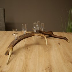 Lot de 5 petits verres à schnaps avec pied, présentés sur un support en bois de cerf rouge - Cadeau 27.60.2.102