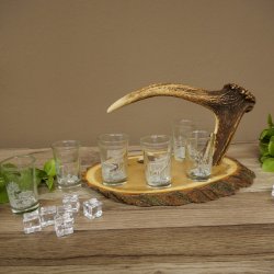 Schnaps Anbieter Akazienschild mit Rothirsch Spitze + Gläser hoch weiß Jagdmotiv