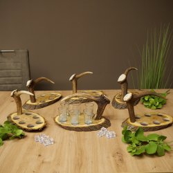 Schnaps Anbieter Akazienschild mit Rothirsch Spitze + Gläser hoch weiß Jagdmotiv