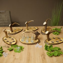 Schnaps Anbieter Akazienschild mit Rothirsch Spitze + Gläser hoch weiß Jagdmotiv
