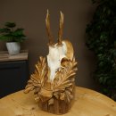 Chevreuil mâle, bois de chevreuil, bois de chevreuil mâle sur un panneau de trophée sculpté 604.175