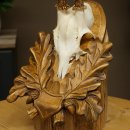 Chevreuil mâle, bois de chevreuil, bois de chevreuil mâle sur un panneau de trophée sculpté 604.175