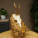 Chevreuil mâle, bois de chevreuil, bois de chevreuil mâle sur un panneau de trophée sculpté 604.175