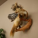 Wolpertinger: criatura mítica, martilla con cuernos de corzo, alas y peinado punk. Modelo «Wolpi». Altura: 59 cm