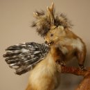 Wolpertinger: criatura mítica, martilla con cuernos de corzo, alas y peinado punk. Modelo «Wolpi». Altura: 59 cm