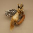 Wolpertinger: criatura mítica, martilla con cuernos de corzo, alas y peinado punk. Modelo «Wolpi». Altura: 59 cm