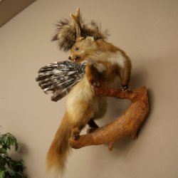 Wolpertinger: criatura mítica, martilla con cuernos de corzo, alas y peinado punk. Modelo «Wolpi». Altura: 59 cm